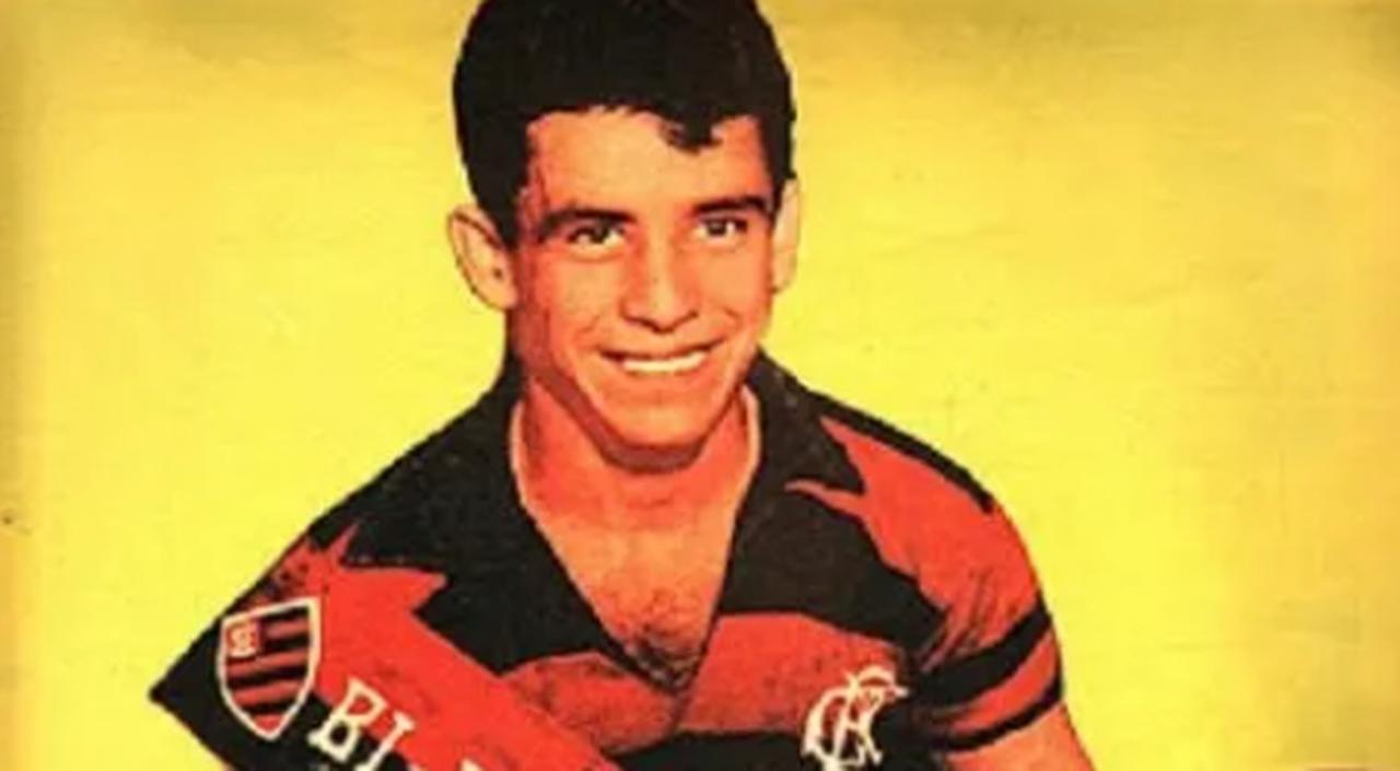 Babá posa para foto com a camisa do Flamengo