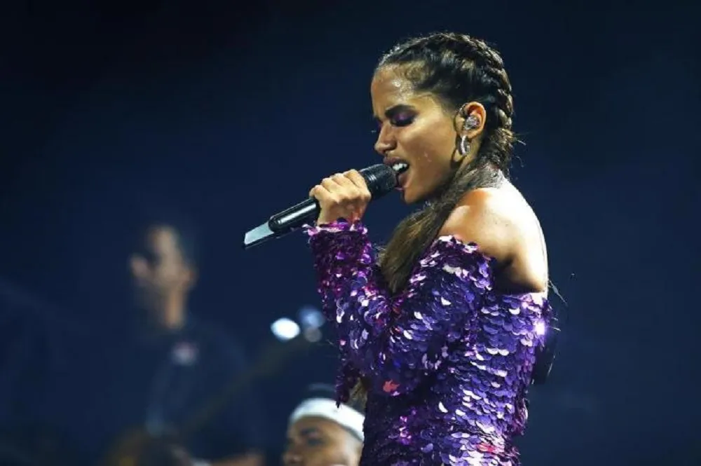 A cantora Anitta foi uma das famosas que já aderiram à tendência