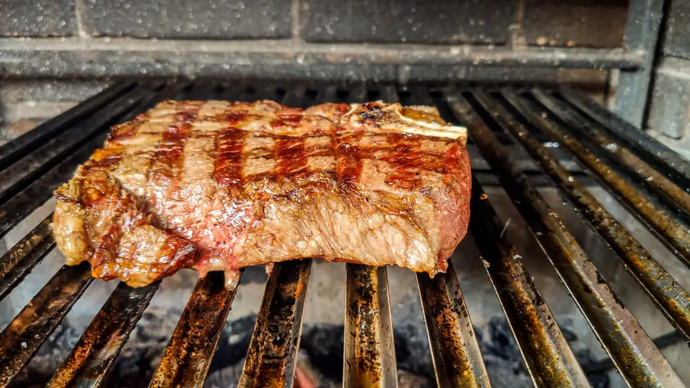 peça de costela na brasa