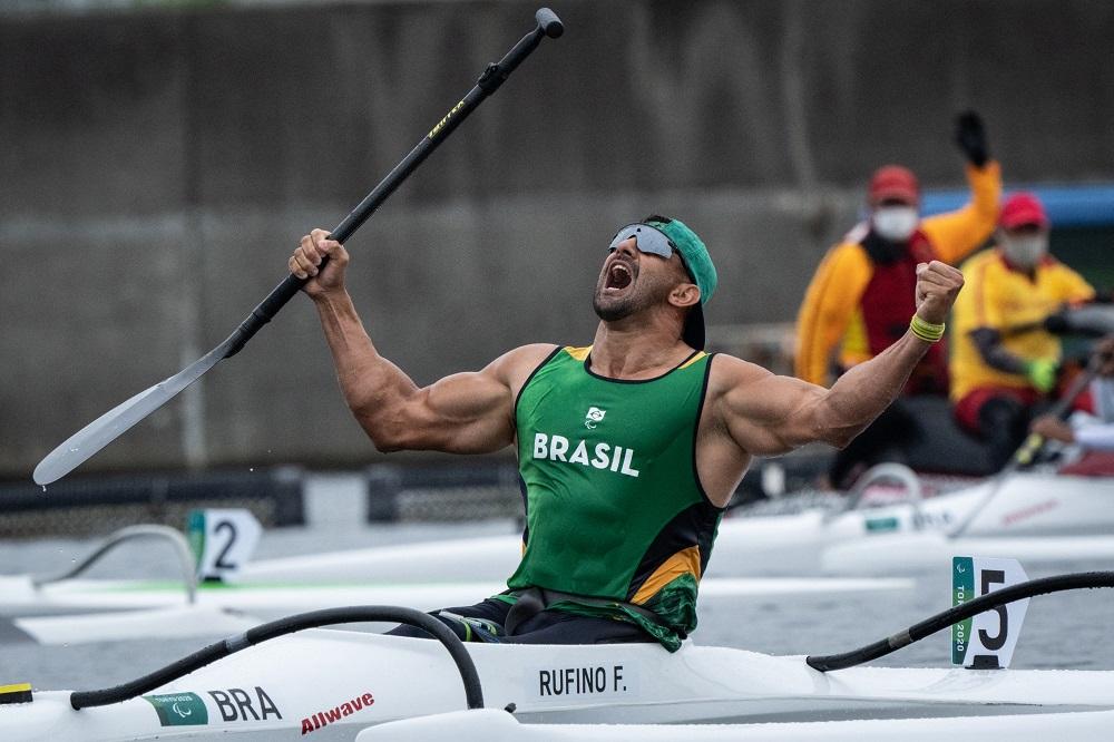 Fernando Rufino conquistou uma inédita medalha de ouro na canoagem para o Brasil