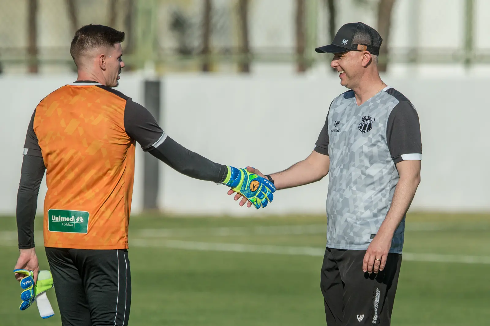 Tiago Nunes conversa com goleiro João Ricardo durante treino do Ceará