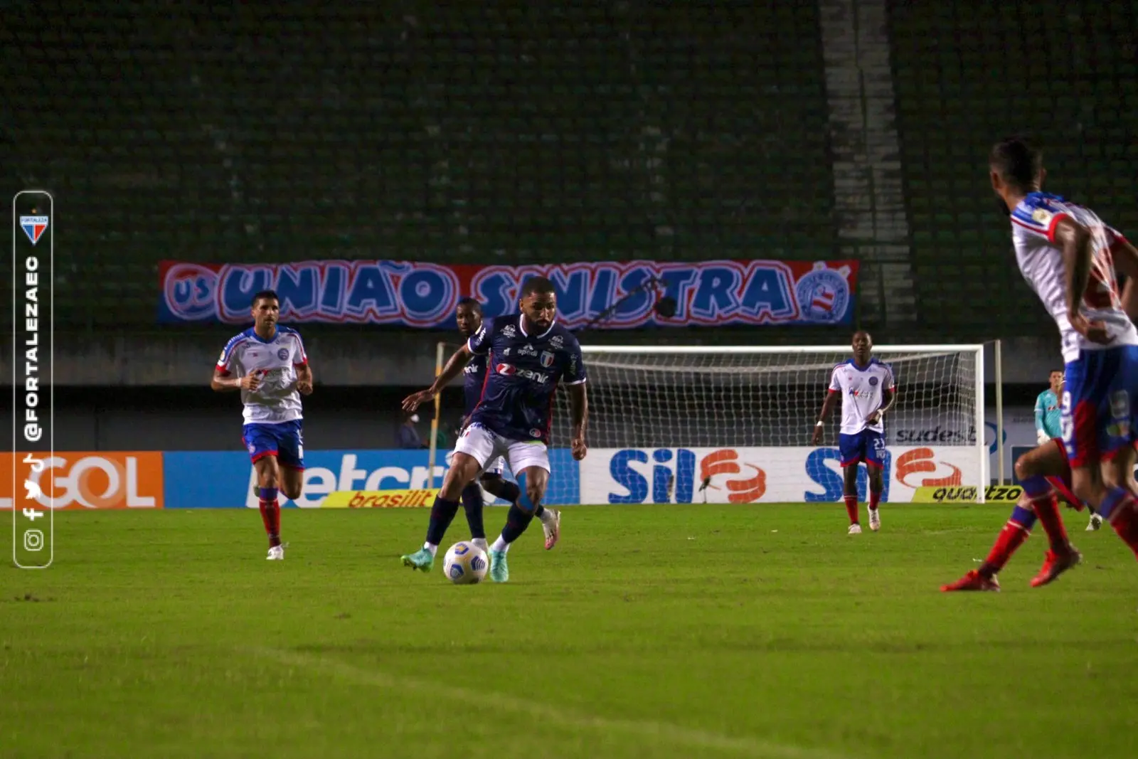 Romarinho conduza a bola em jogo do Fortaleza