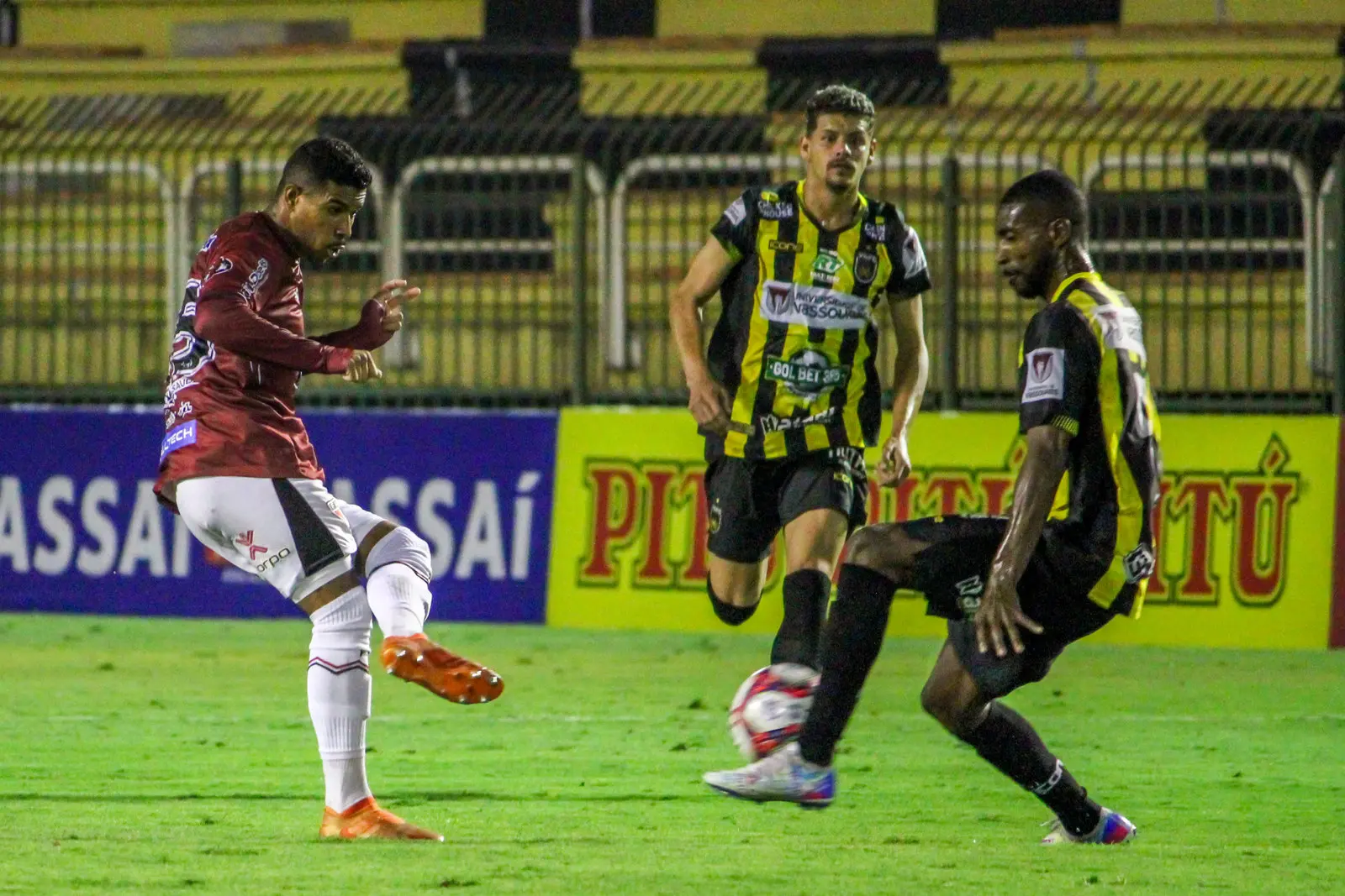 Atletas de Ferroviário e Volta Redonda disputam a bola