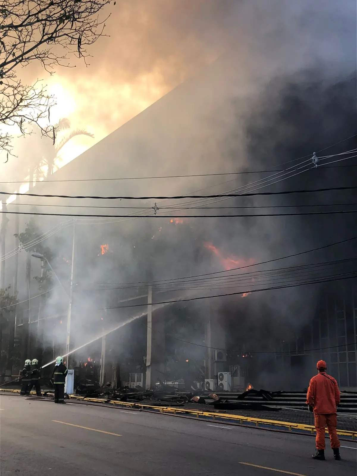 chamas atingiram dois andares do prédio