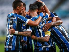 Atletas do Grêmio se abraçam em comemoração