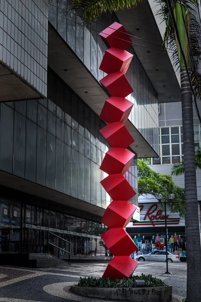 Escultura em aço pintado, localizada no Centro Empresarial Clóvis Rolim, na Rua dos Pocinhos, Centro de Fortaleza