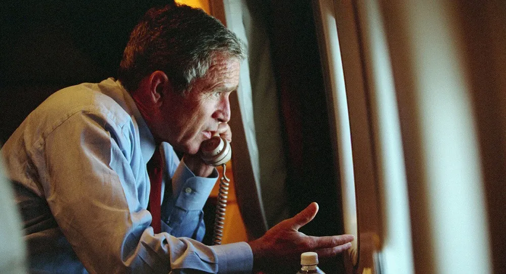 O então presidente dos Estados Unidos, George W. Bush, em conversas durante o atentado