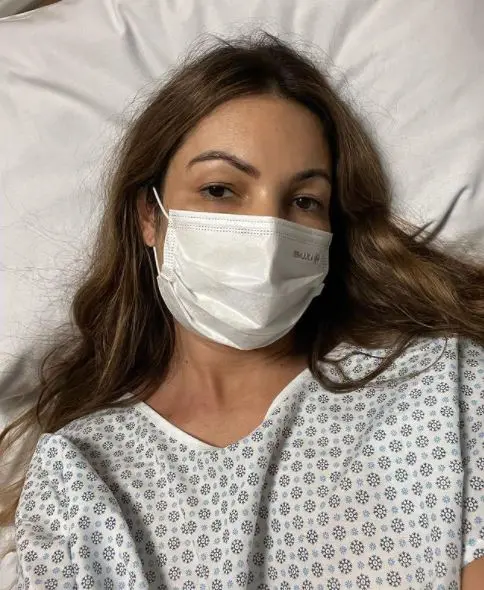 patricia poeta deitada, de máscara, em leito de hospital