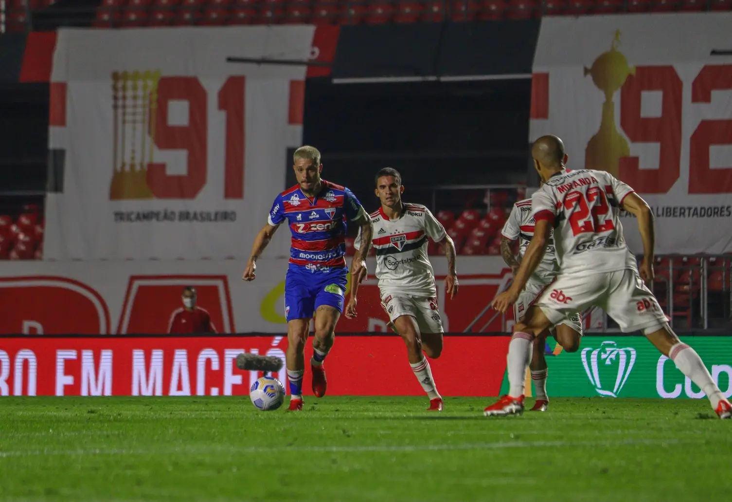 Atletas de Fortaleza e São Paulo disputam a bola