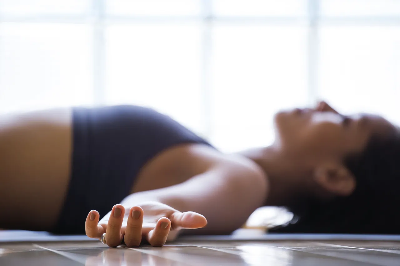 Meditar na horizontal pode fazer com que o praticante caia no sono