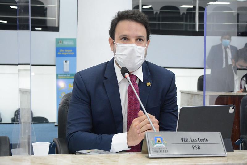 Vereador Léo Couto no plenário da Câmara, de máscara