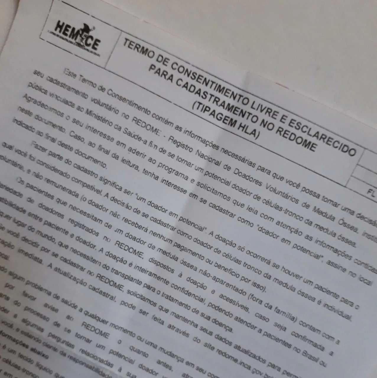 O cadastro do voluntário é concluído com a assinatura de um Termo de Consentimento e a coleta de uma amostra de sangue.