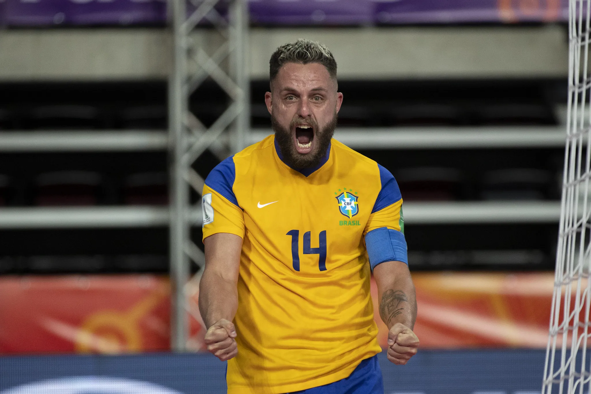 Rodrigo marcou o 3° gol do Brasil na partida e o seu centésimo com a camisa canarinho