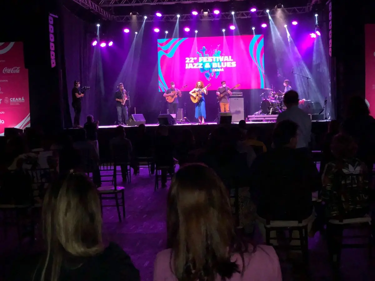 Fladiana & Quarteto Jazzer no palco do festival jazz & blues