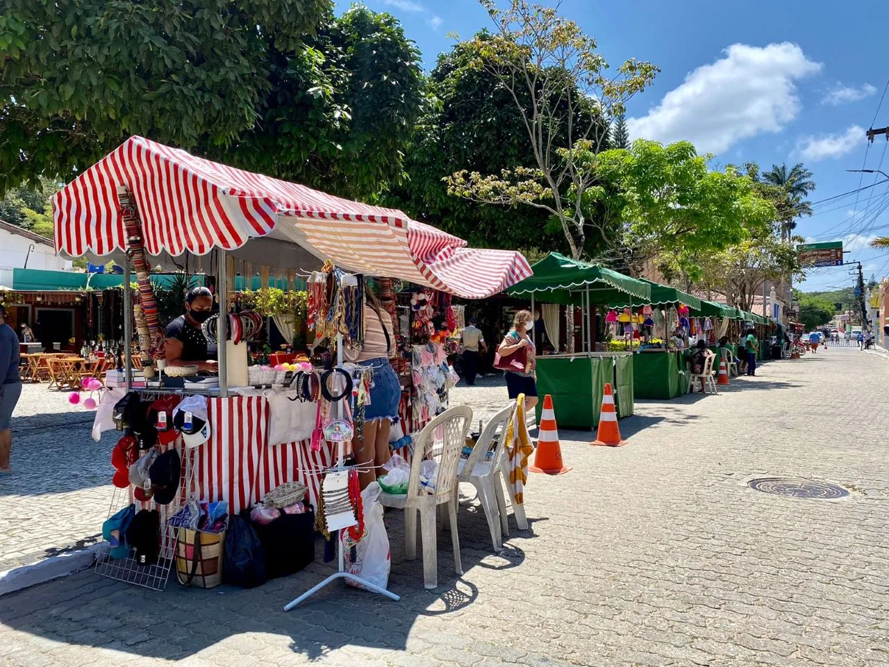 Movimento em feira montada no Centro de Guaramiranga, na manhã deste sábado (18)