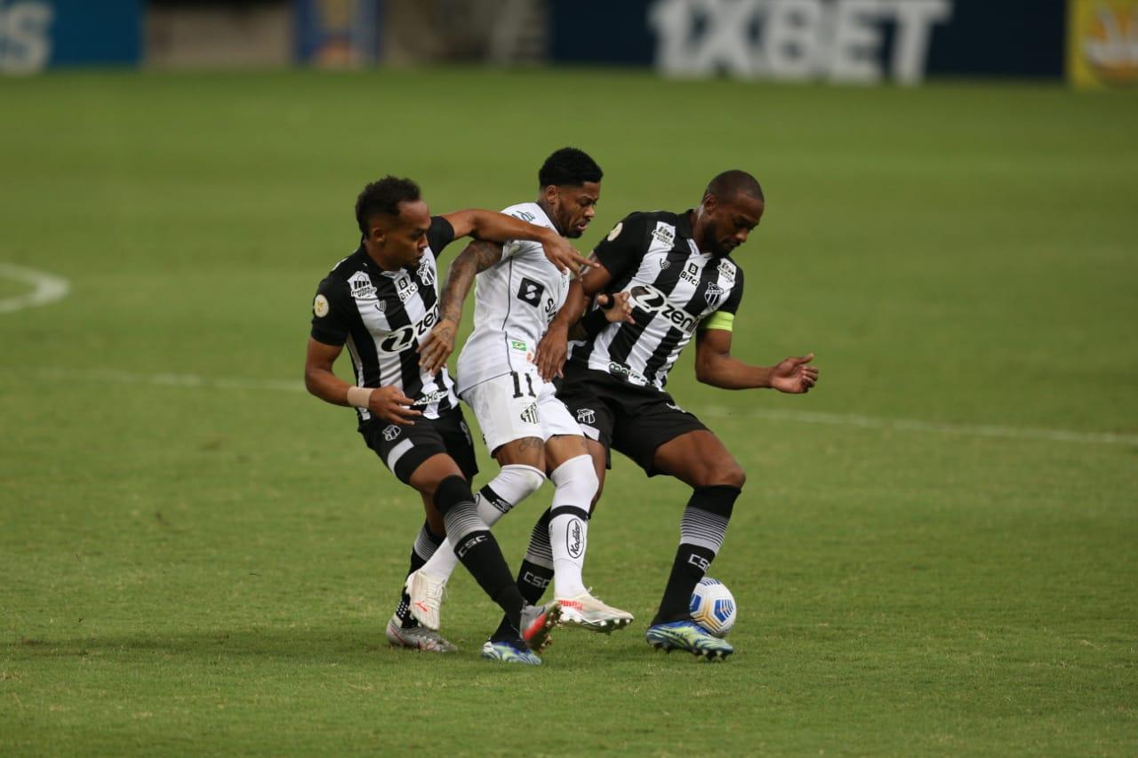 Atletas de Ceará e Santos disputam bola em campo