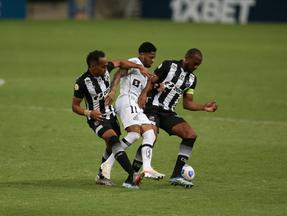 Atletas de Ceará e Santos disputam bola em campo