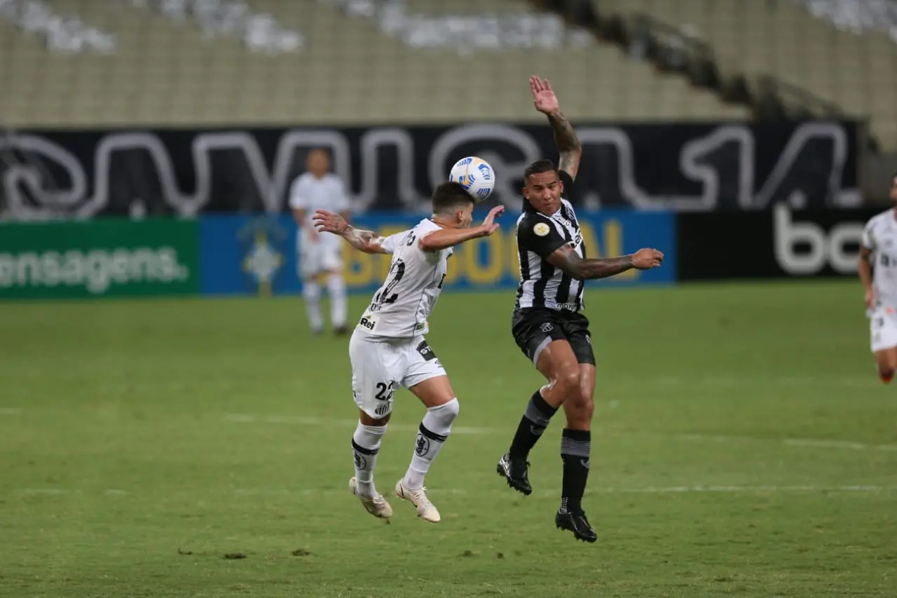 Atletas de Ceará e Santos disputam bola