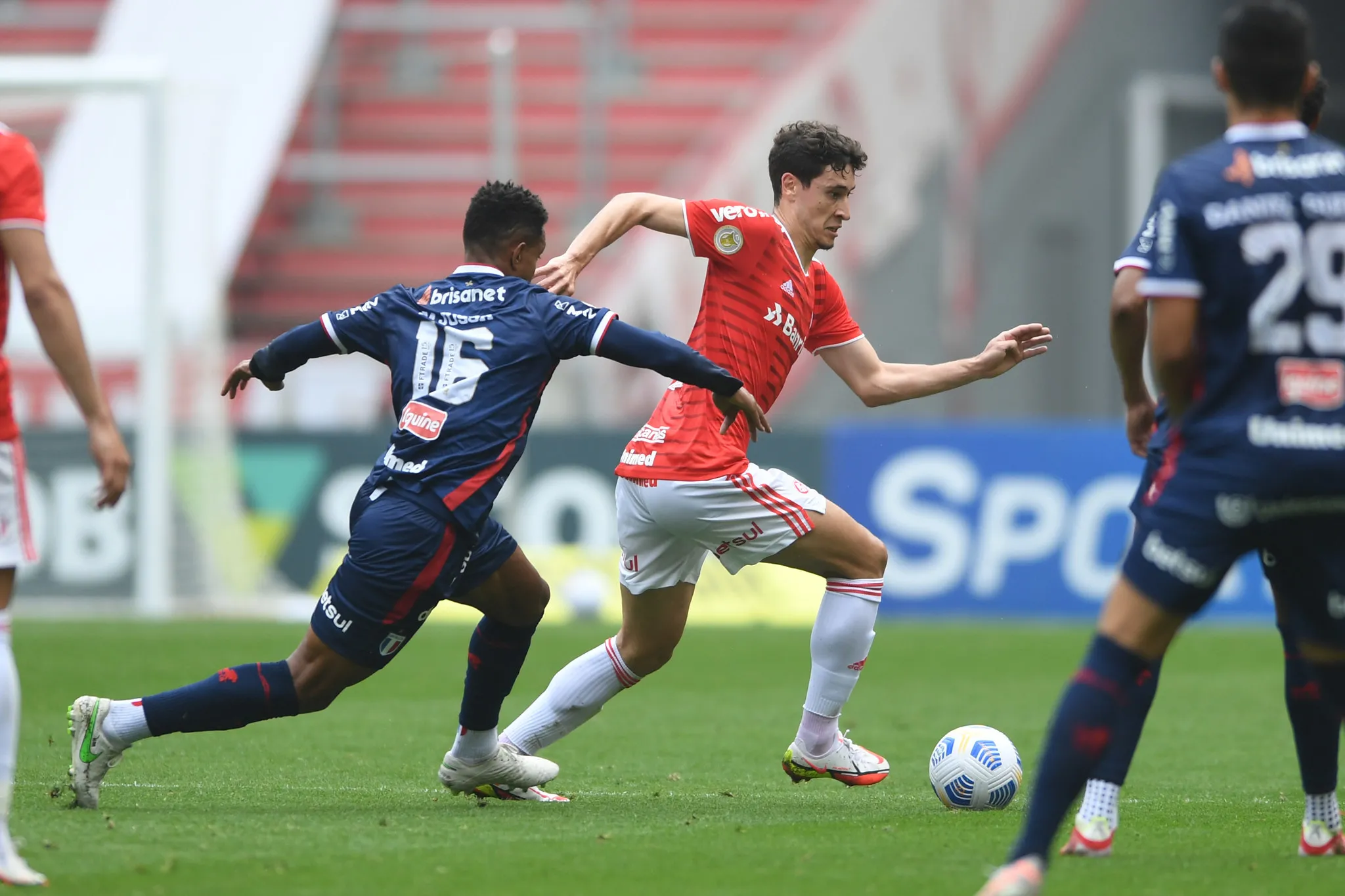 Matheus Jussa e Rodrigo Dourado travaram um duelo disputado durante toda a partida
