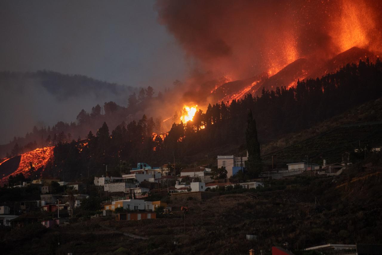 Rio de lava do vulcão Cumbre Vieja destrói várias casas nas Canárias