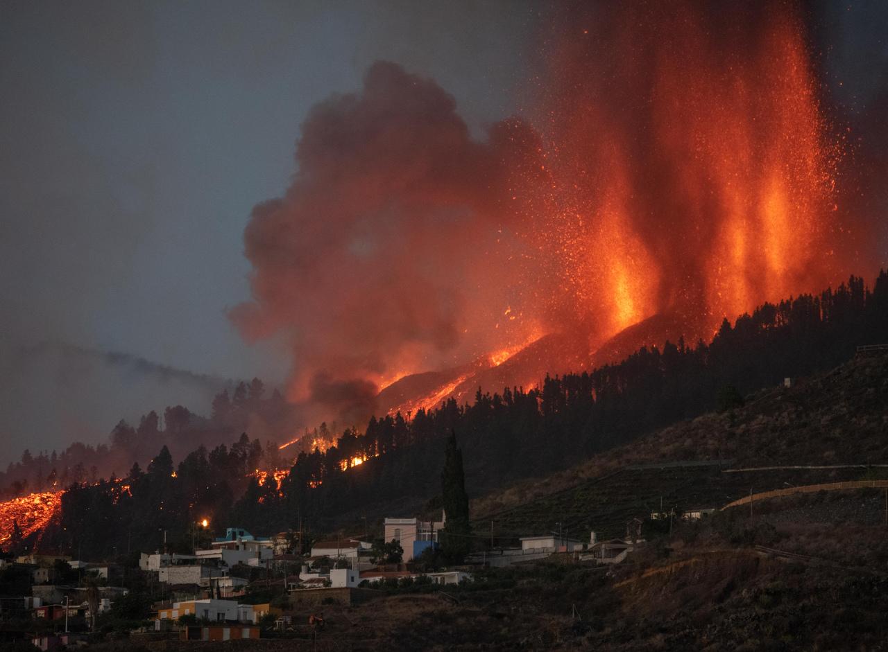 Rio de lava do vulcão Cumbre Vieja destrói várias casas em La Palma