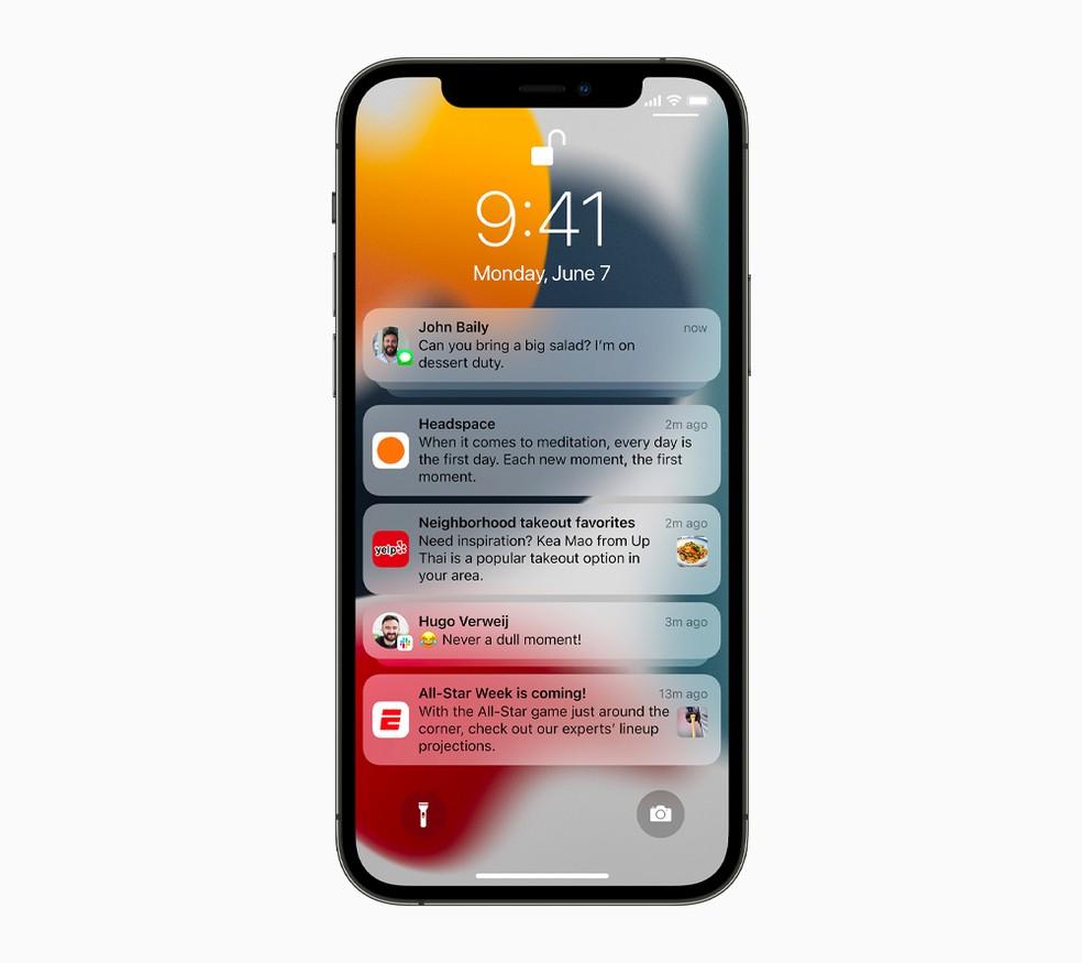 iPhones com telas mostrando novas funcionalidades do iOS 15