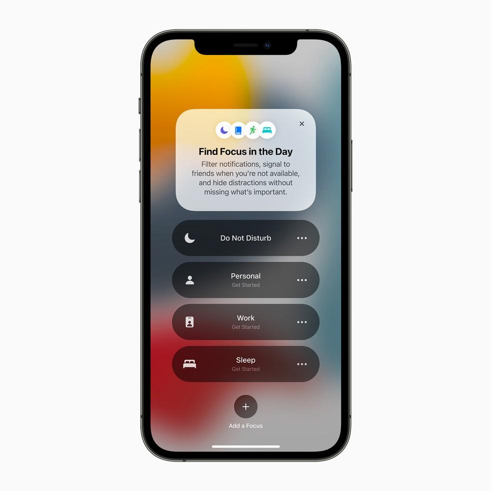 iPhone com tela mostrando novas funcionalidades do iOS 15