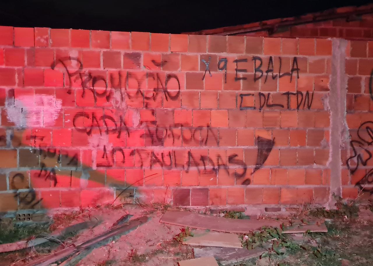 Pichações de facção criminosa de Caucaia, na Grande Fortaleza, no Ceará