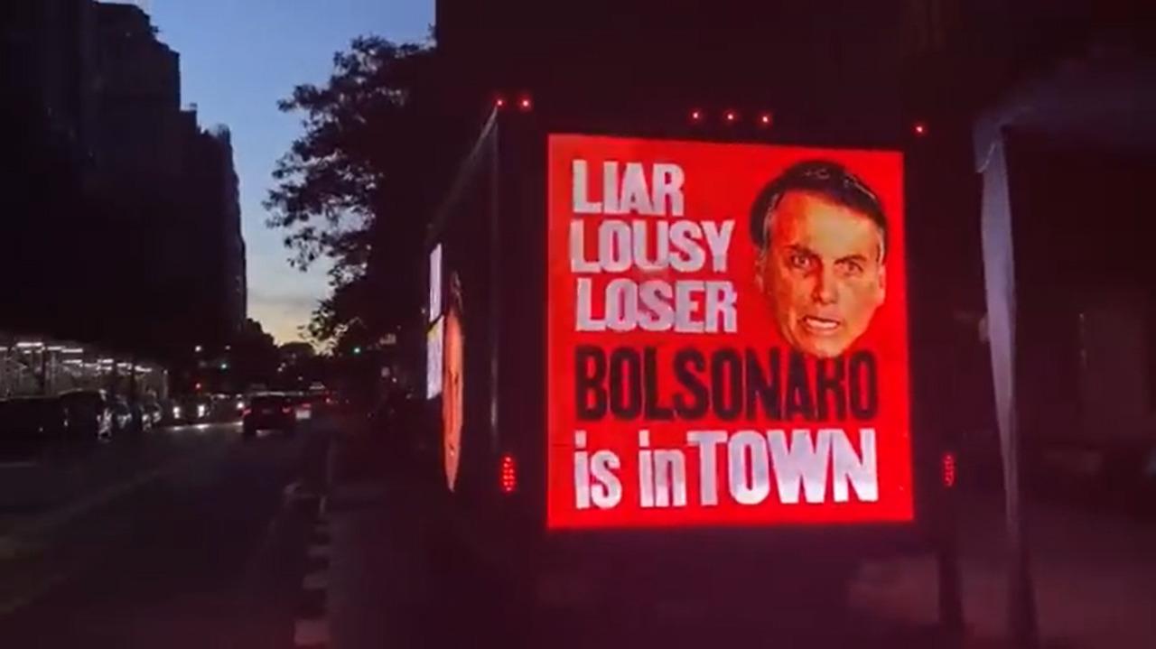 Caminhão com telão exibindo mensagens contra Bolsonaro transita por Nova York