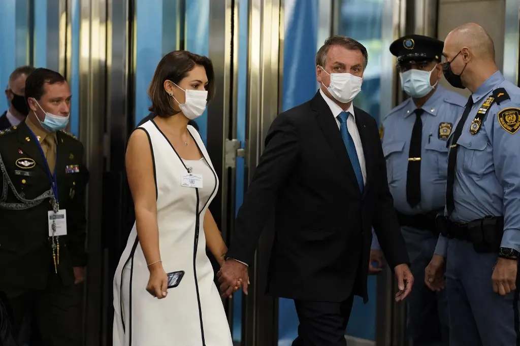 Jair Bolsonaro discursa na abertura da 73ª Assembleia Geral da ONU. Na foto, ele chega ao local acompanhado da esposa