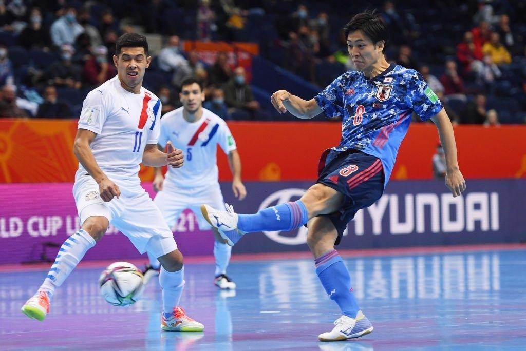 Atletas de Japão e Paraguai disputam bola
