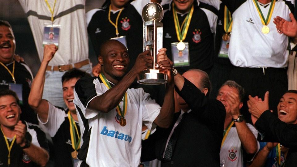 Atleta do Corinthians exibe o troféu de campeão mundial da Fifa