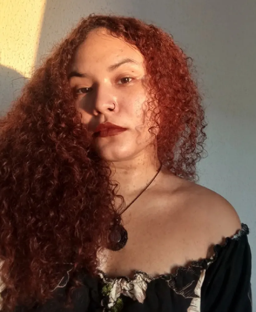 Sabrina Morais é escritora/poeta, produtora cultural, atriz, performer e feminista negra