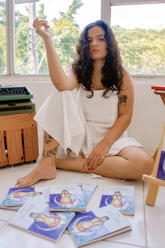 Vitória Andrade é nordestina e escritora cearense, dona da loja Corpo Literário e administradora do IG Divina Poética Humana, no Instagram