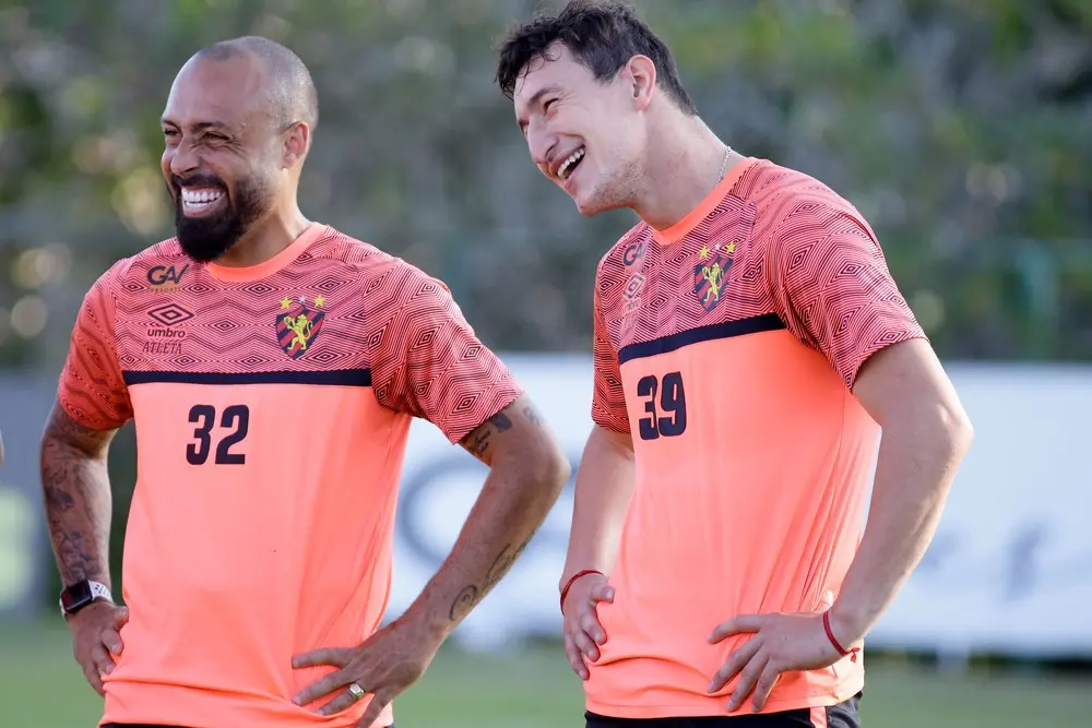 Atletas do Sport sorriem durante treino