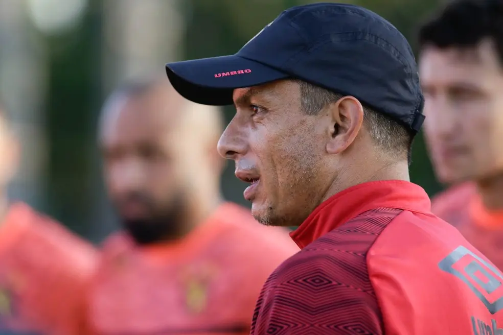 Gustavo Florentín técnico do Sport em treinamento