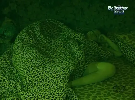 Print de monique e daniel na cama no BBB 12