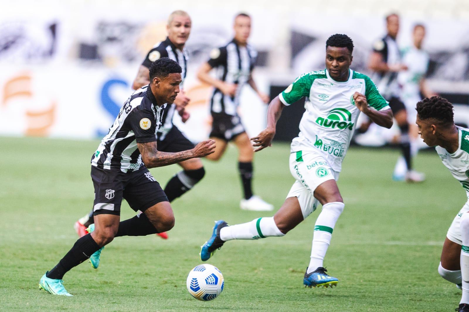 Atletas de Ceará e Chapecoense disputam bola