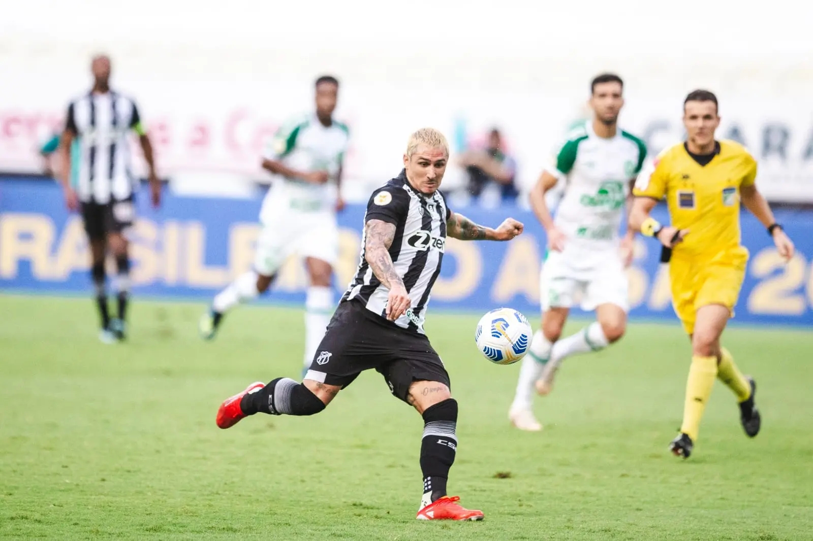 Vina em momento de finalização do Ceará contra a Chapecoense