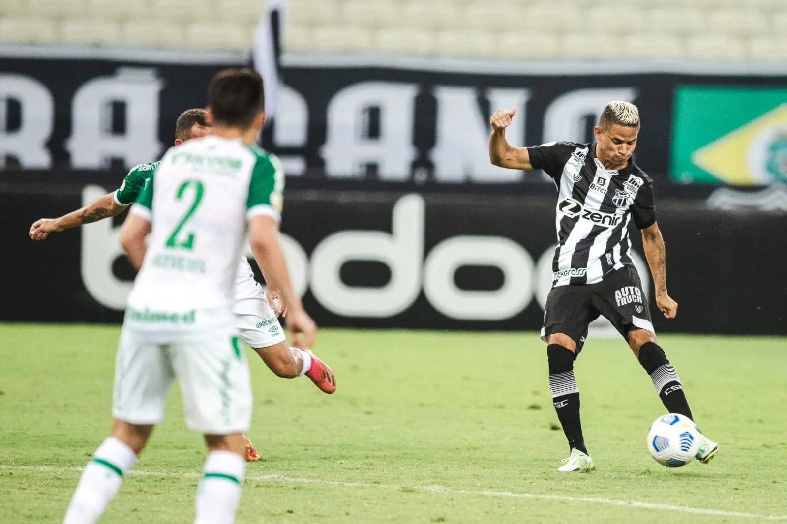 Erick em momento de finalização durante jogo do Ceará