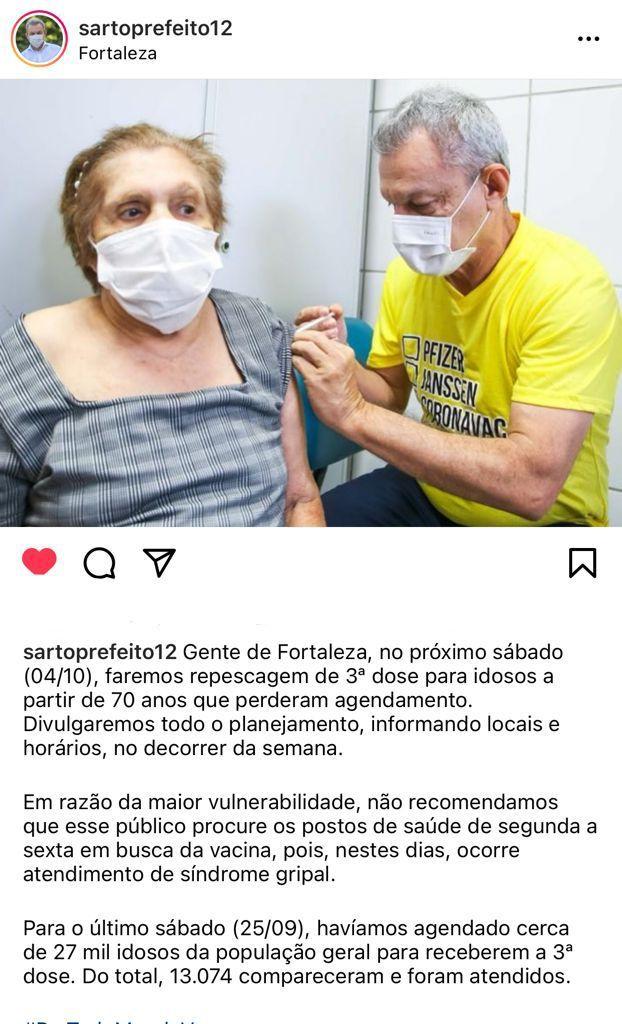 Post do prefeito Sarto Nogueira aplicando uma vacina de covid em uma idosa