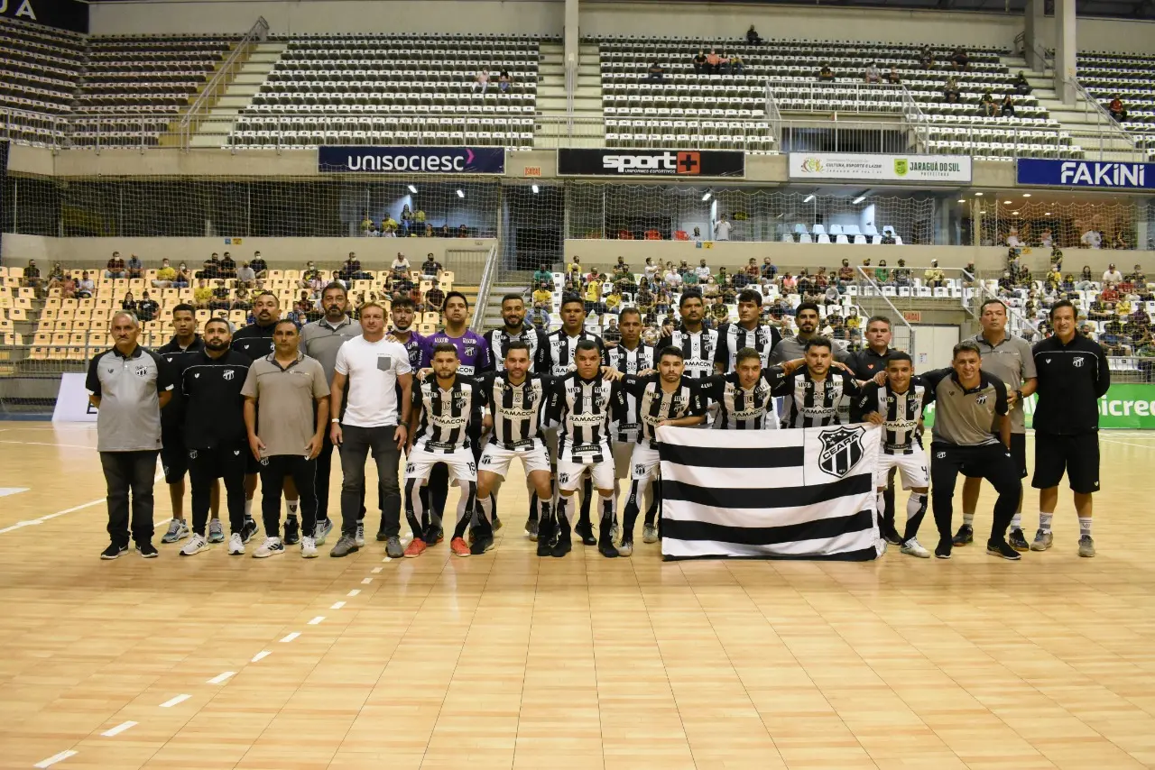 Delegação do Ceará perfilada em foto pré-jogo