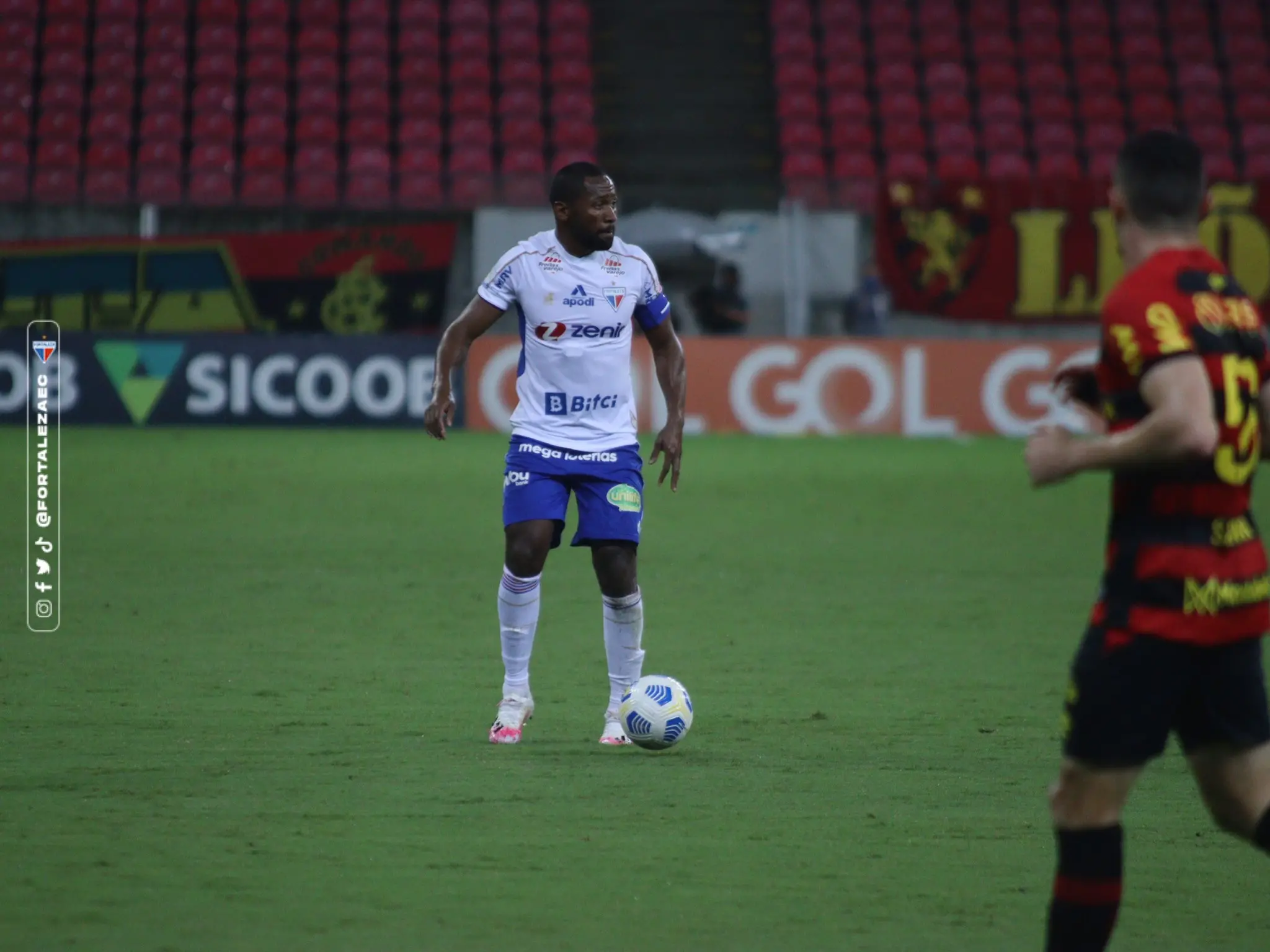 Tinga com a bola dominada