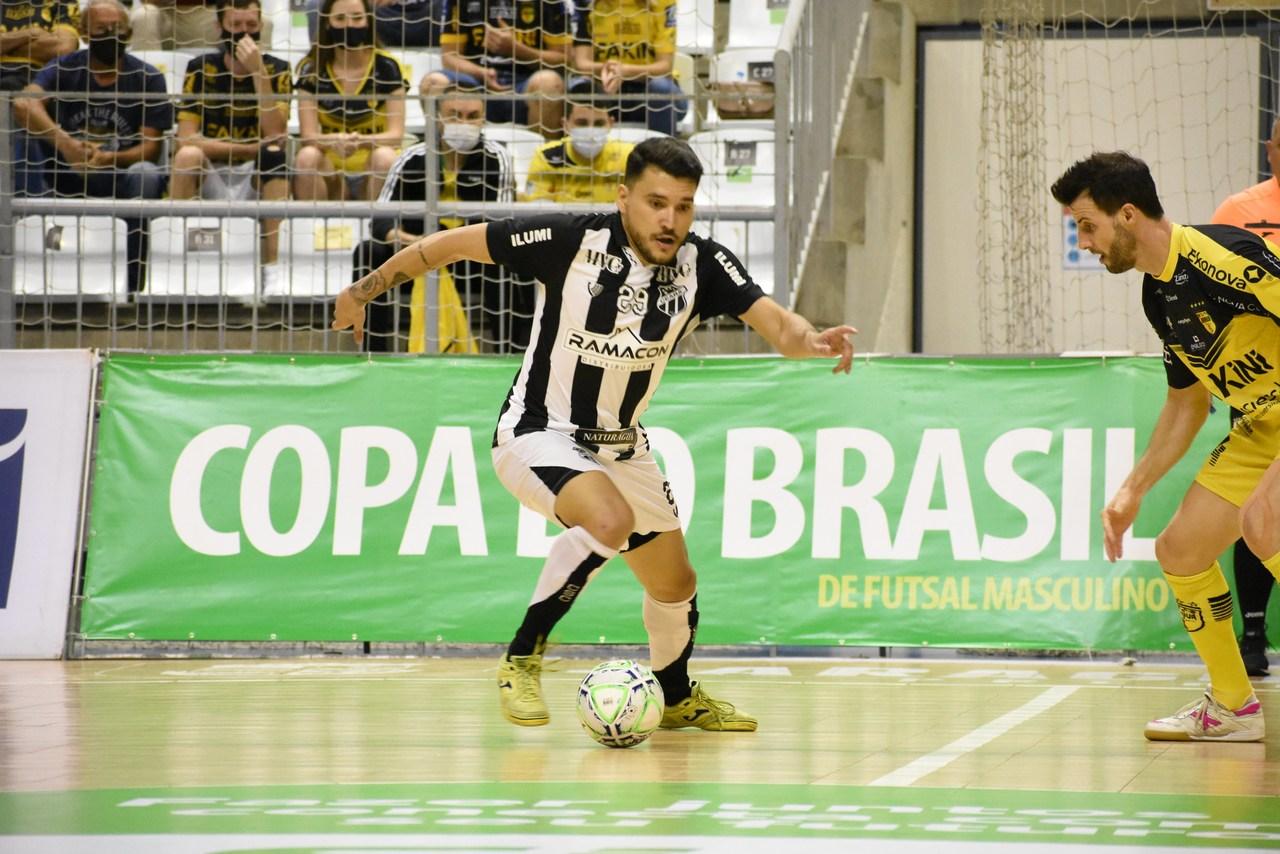 Atletas de Ceará e Jaraguá disputam bola