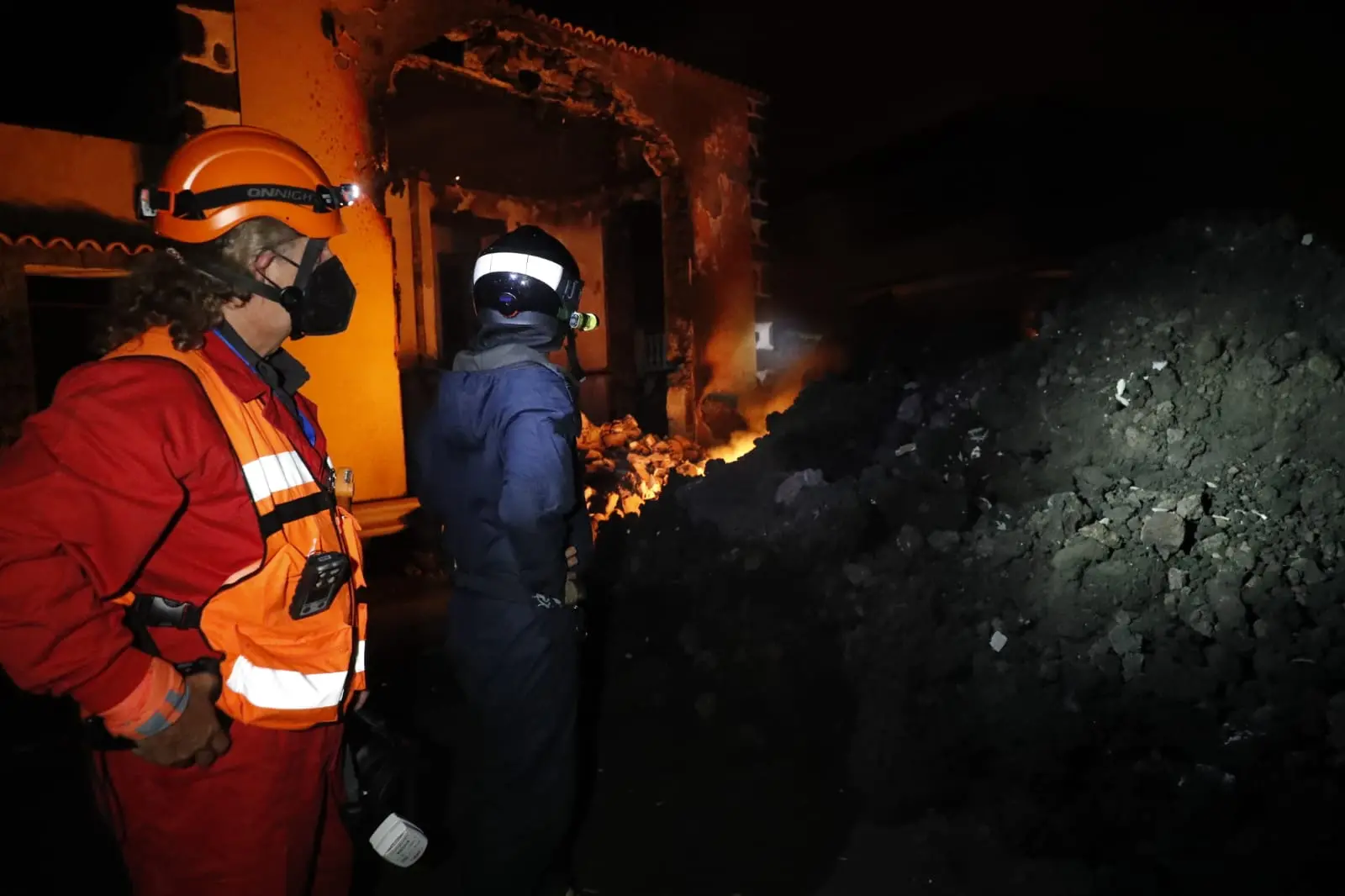 Homens das forças de segurança trabalham toda madrugada em monitoramento de lava