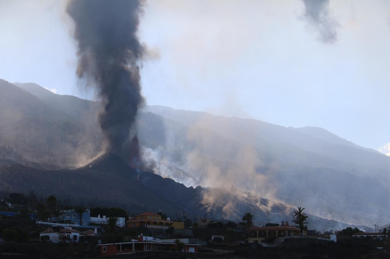 Fumaça e cinzas vulcânicas fizeram aeroporto ser fechado