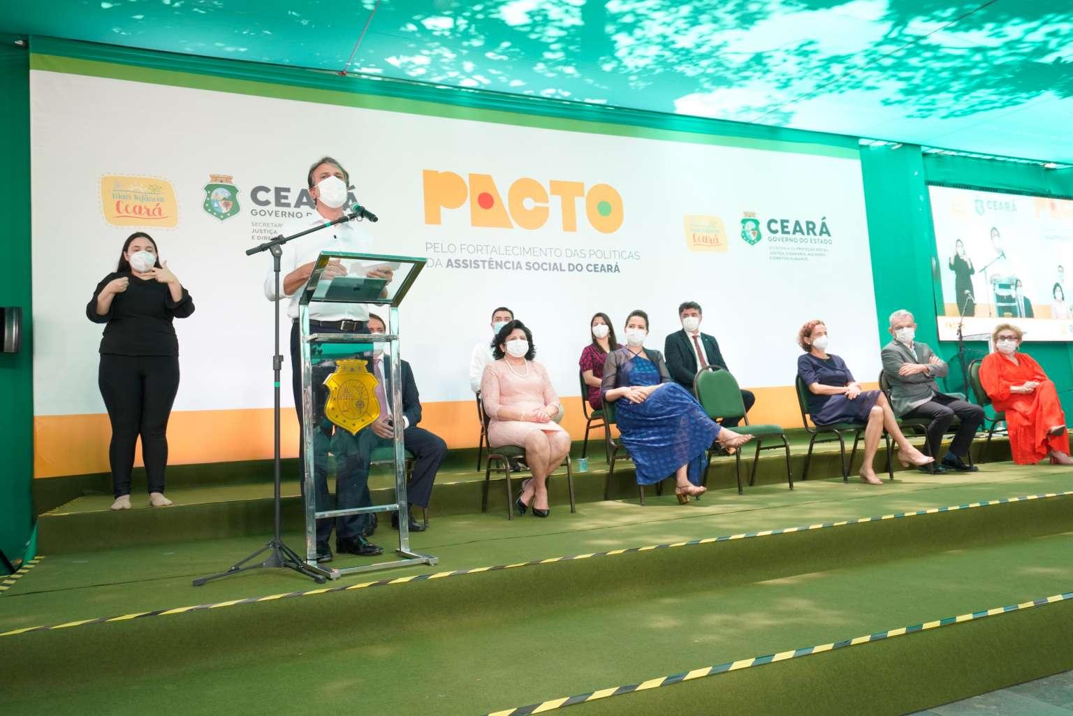 Governador Camilo Santana fala sobre a iniciativa de assistência social durante evento-teste no Palácio da Abolição