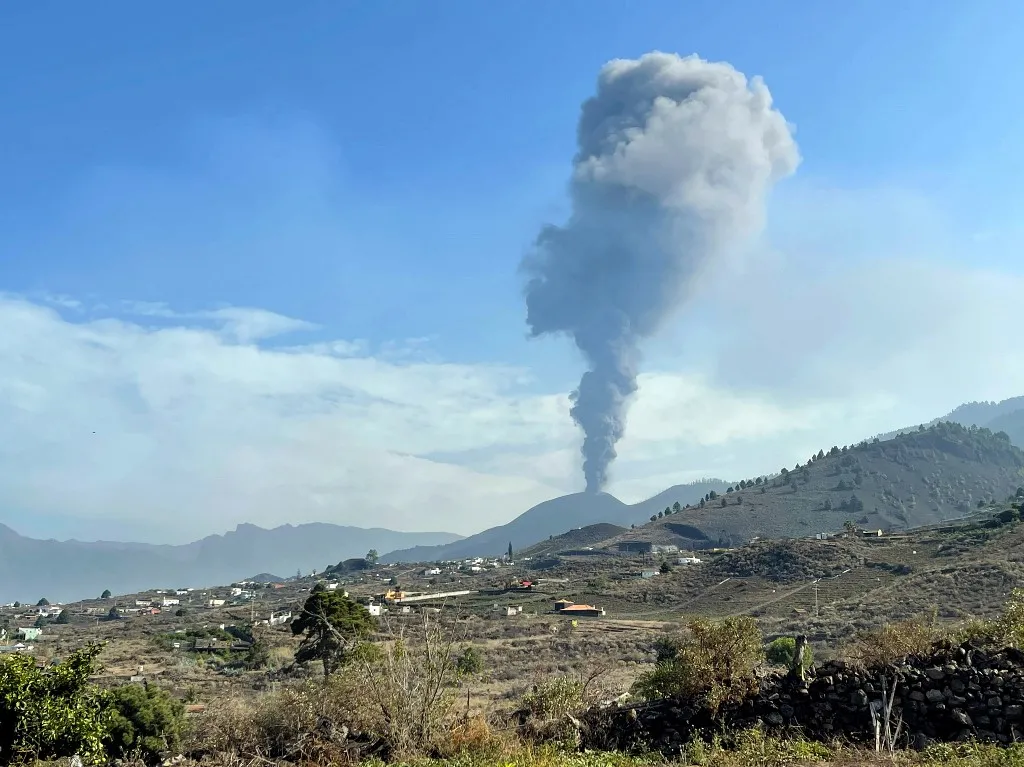 Na manhã de segunda-feira (27), o vulcão cessou emissão de lava, por um breve período.