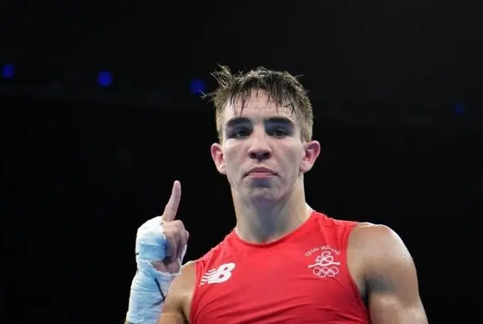 Michael Conlan aponta para o alto antes de luta de boxe na Olimpíada de 2016