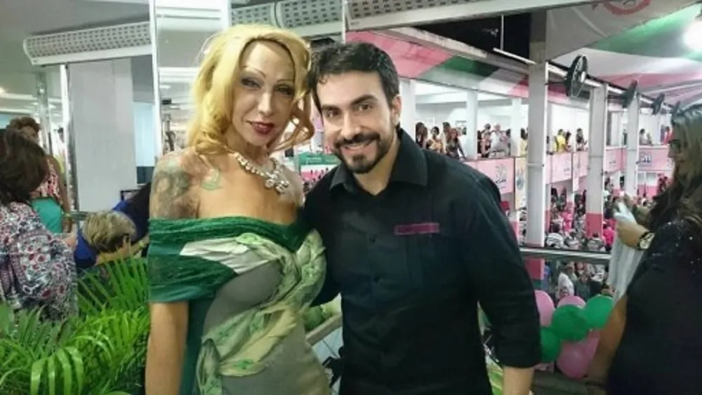 Padre Fábio de Melo com Luana Diniz na quadra da escola de samba Mangueira, em 2015. 